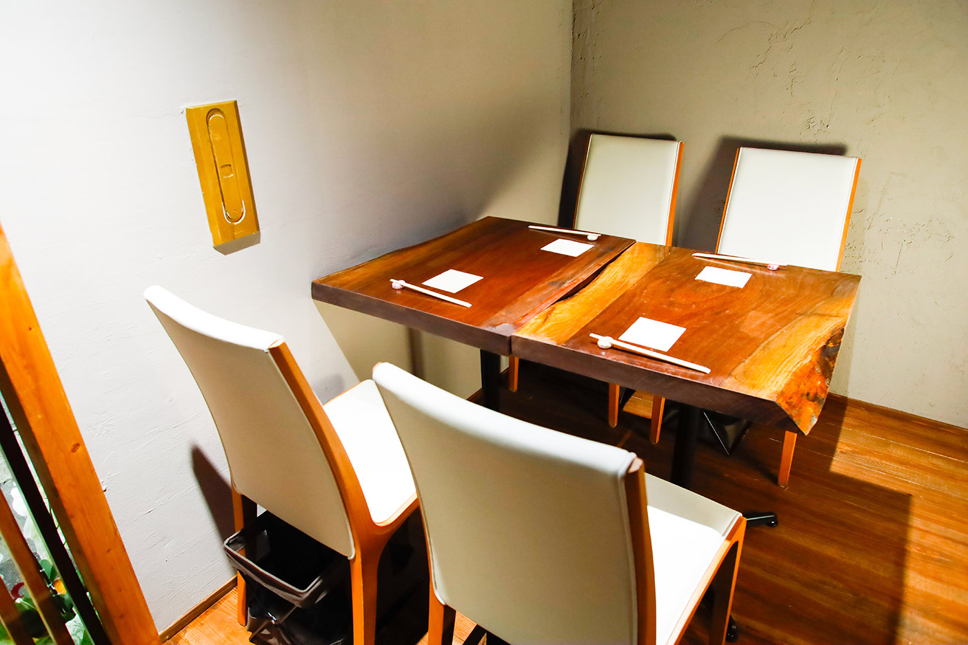 木の温もりを感じる蕎兵の店内